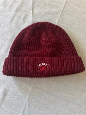 Noah Embroidered logo Knit Beanie in Burgundy
